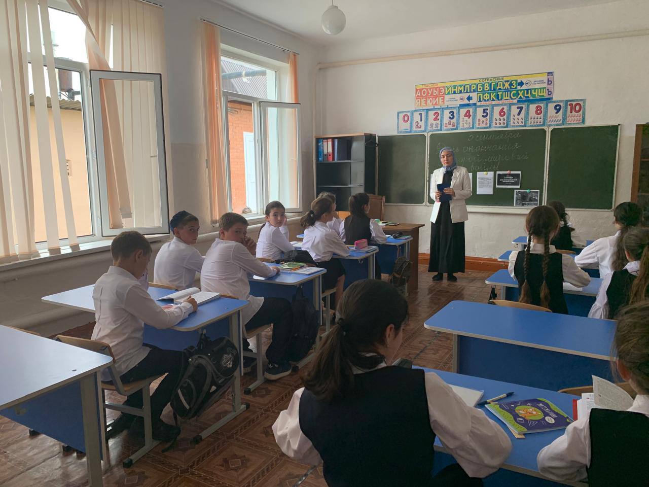 Сегодня в нашей школе прошли  классные часы для обучающихся, посвящённые 79-й годовщине со Дня окончания Второй Мировой войны, на котором ребята узнали, что 2 сентября 1945 года подписанием акта о безоговорочной капитуляции милитаристской Японии была пост.