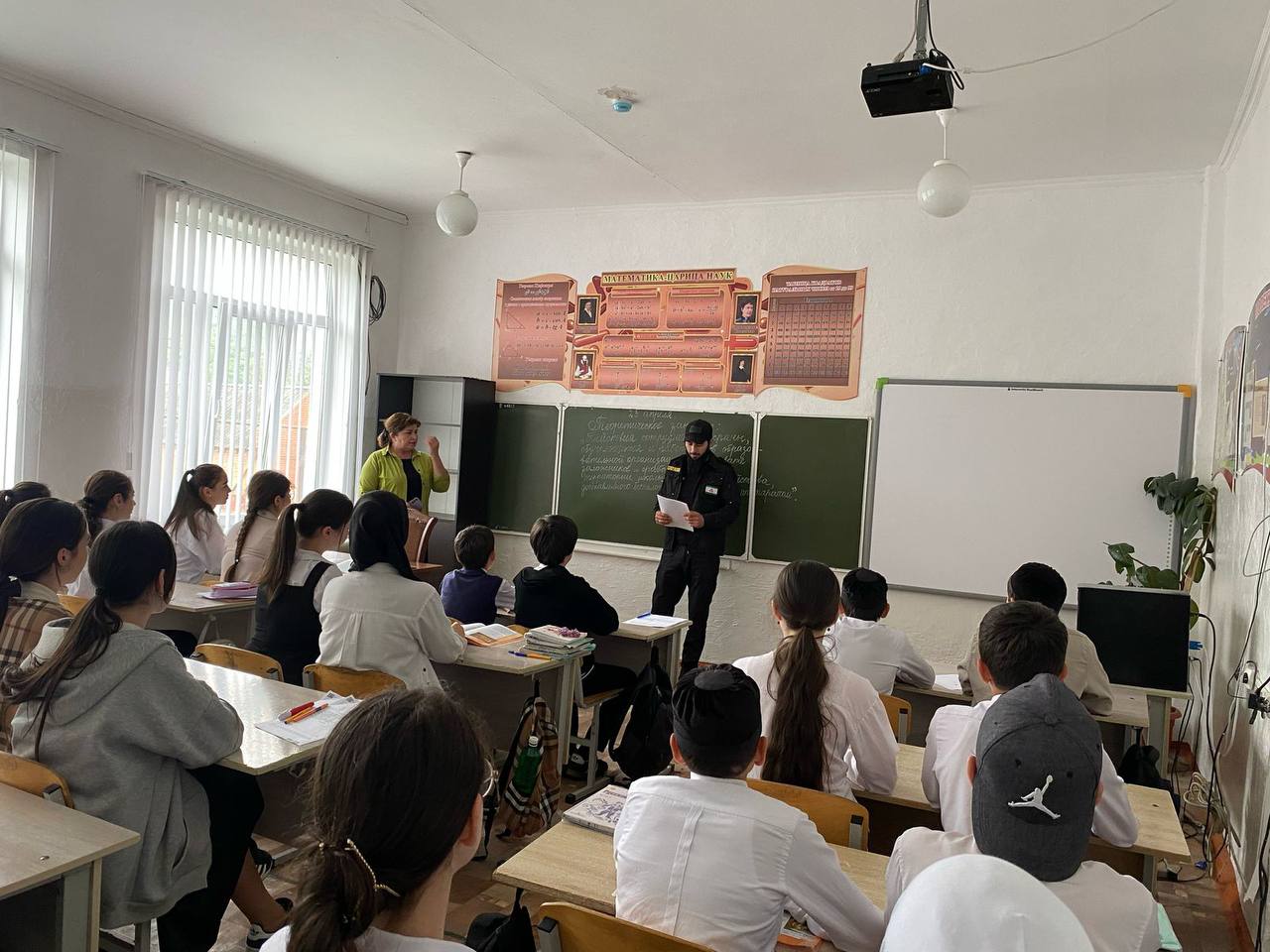Сегодня в ГБОУ «ООШ с.п. Галашки» прошло теоретическое занятие по теме «Действие сотрудников охраны обучающихся и работников образовательной организации при захвате заложников и срабатывании на территории взрывного устройства, доставленного беспилотным ле.