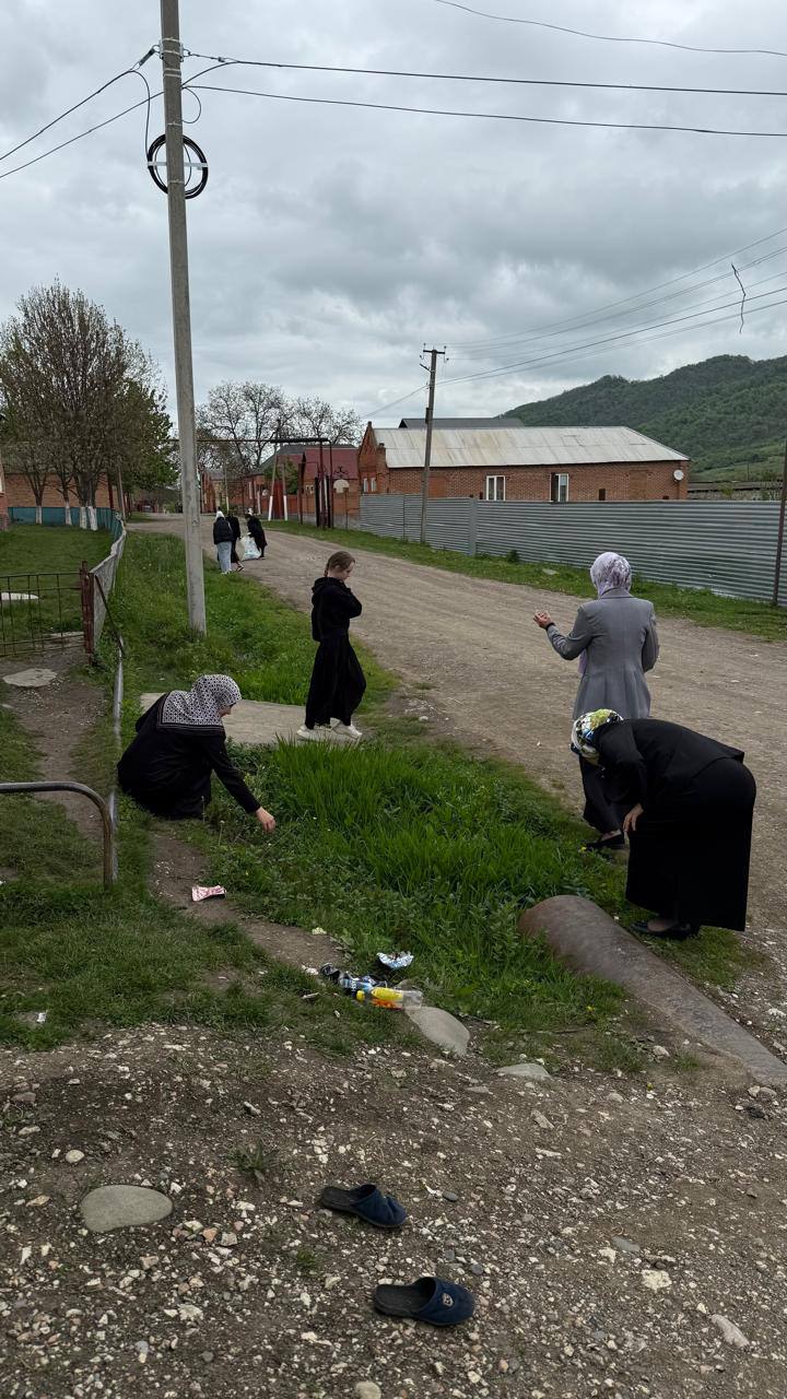 Апрель - традиционное время привести все в порядок после долгой зимы, а субботники - добрая традиция, объединяющая всех, кому дорог чистый дом..
