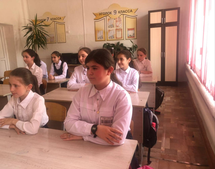 Кинолекторий. В преддверии праздника 1 мая, советник директора по воспитанию Орцханова Э.М. организовала .